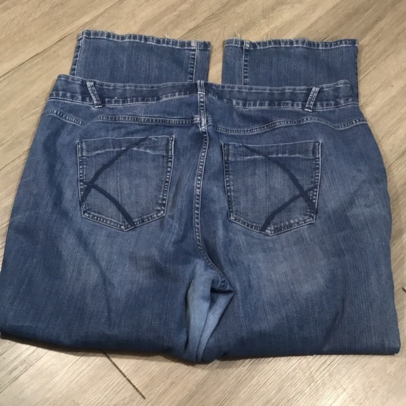 Lane Bryant Medium Wash “Straight Leg” 5pkt style Jeans size 26 - Picture 4 of 9